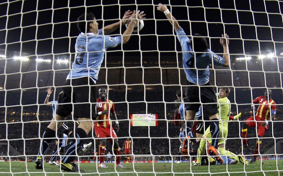 2010-luis-suarez-handball.jpg
